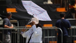 Baja humedad, rachas de 35 km/h y calor sin tregua: Así se viene el tiempo este lunes en Santiago