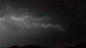 Tormentas eléctricas en cuatro regiones este viernes: Podrían desarrollarse con precipitaciones fuertes