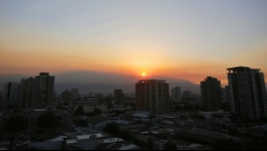 Amanecerá más tarde y oscurecerá más temprano: A esta hora se marcarán la mínima y la máxima en Santiago