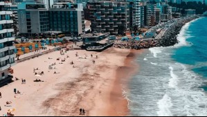 Toma el sol y descansa junto al mar: Playa Acapulco es uno de los balnearios más visitados por los capitalinos en Viña