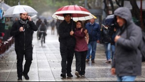 Precipitaciones y bajón de temperaturas en Santiago este domingo: A partir de esta hora se presentarán los chubascos