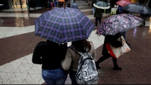 Qué tan probable es que caigan 'algunas precipitaciones' en Santiago: Sistema frontal llegará a la zona central este día