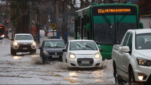 Sepúlveda actualiza hora de la lluvia en Santiago este viernes: Bajón de temperatura, tormentas y nieve en la cordillera