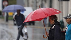 Frío y chubascos para Santiago este domingo 22 de marzo: A partir de esta hora comenzarán las precipitaciones en la RM
