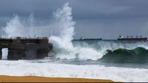 Sistema frontal provocará marejadas en 14 regiones por cuatro días: Fuerte oleaje afectará desde la tarde de este martes