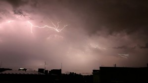 Más de 10 mm de lluvia y tormentas eléctricas: Meteorología actualiza aviso para estas cuatro regiones de la zona norte