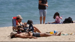 'El sol irá de más a menos' en las playas del Norte Chico: Este será el día más luminoso en el finde de Semana Santa