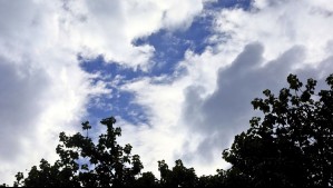 'Temperaturas a la baja en los valles de la zona central': Nubosidad llegaría a 'las cercanías de Santiago' este viernes