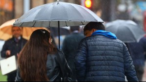 Precipitaciones en la RM y otras cinco regiones el viernes: Pronóstico oficial prevé lluvia con viento en estas ciudades