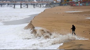 Sistema frontal viene con marejadas: Emiten aviso por fuerte oleaje que afectará la costa de 11 regiones por tres días
