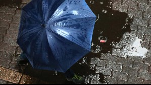 'No se extrañe si cae algún goterón': Desde esta hora se abriría la ventana de precipitaciones en Santiago