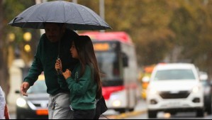 Vuelven las precipitaciones a la RM: Pronóstico oficial confirma lluvias en localidades de 10 regiones este viernes
