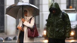 'Impermeable, paraguas y calzado grueso' para este lunes: 'Se confirma la lluvia' en la Región Metropolitana y Santiago
