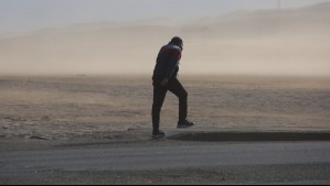 Hasta 100 km/h en sectores de estas comunas: Alertan por fuertes vientos y tormentas de arena en dos regiones