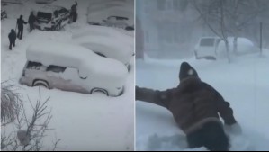 'En 12 horas acumularon 40 centímetros de nieve': Increíble nevada 'dejó autos enterrados y generó caos' en Rusia