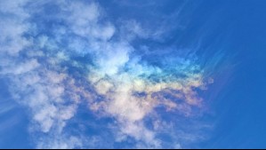 'Algo poco común y hermoso': La espectacular 'nube arcoíris' que llenó de colores el cielo del desierto de Atacama