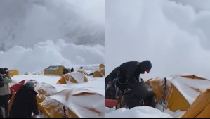 'No hay dónde escapar': Captan el instante en que una avalancha impacta a excursionistas que acampaban el Monte Everest