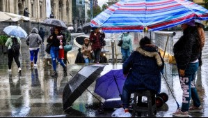 Hasta cuatro días con probabilidad de precipitaciones en Santiago: Pronostican lluvias y fuerte bajón de temperaturas