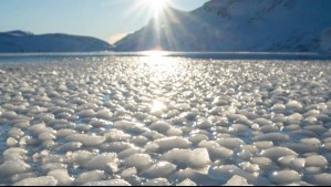 'Espectáculo irrepetible' en la Patagonia: Captan impactantes imágenes de miles de bolas de hielo bajo la Vía Láctea