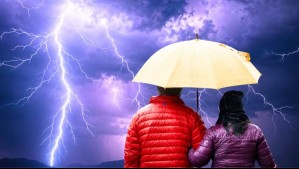 Noche de tormentas eléctricas en tres regiones: Meteorología también pronostica lluvia y vientos para estas comunas