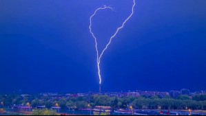 'Más de 8.500 rayos en un día': Video capta descargas eléctricas impactando contra la Torre Eiffel