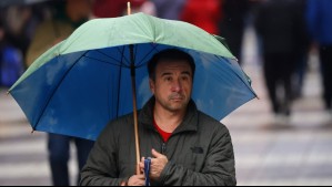 'Se larga de nuevo la lluvia' después de una pausa: Nuevo sistema frontal dejaría precipitaciones fuertes en Santiago