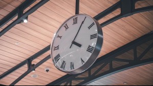 Se acerca el día del cambio de hora en Chile: ¿Oscurecerá más temprano o más tarde?