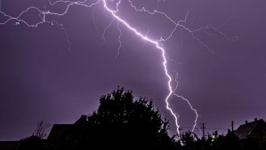 Coquimbo, Valparaíso y la RM registrarían tormentas eléctricas este viernes: Actualizan aviso para estas siete regiones