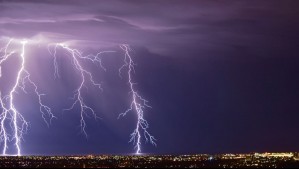 Lluvia, nieve y tormentas eléctricas para este martes: Pronóstico oficial anticipa precipitaciones en 11 regiones