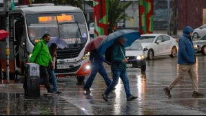 Tormentas eléctricas podrían alcanzar Santiago este jueves: Advierten por la posible crecida de los ríos en la zona sur