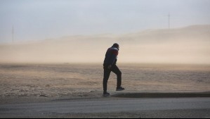 Sigue el viento en la zona norte: Comunas de Tarapacá y Antofagasta registrarán tormentas de arena este miércoles
