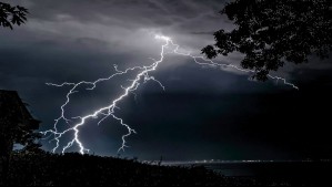 Vienen con 'fuertes rachas de vientos': Meteorología emite aviso por tormentas eléctricas en estas cinco regiones