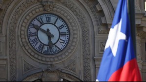 'Adelantaremos los relojes en una hora': Comienza la cuenta regresiva para el cambio de hora en Chile