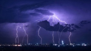 Incluye al valle de la Región Metropolitana: Actualizan aviso por tormentas eléctricas que persistirían hasta este día