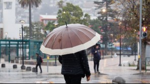 'Pueden presentarse tormentas eléctricas': A esta hora del sábado comenzarían las precipitaciones en el Gran Santiago