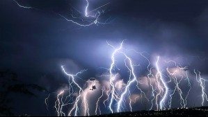 Tormentas eléctricas afectarían Valparaíso, la RM y otras 4 regiones: También habría lluvia fuerte 'en un corto período'