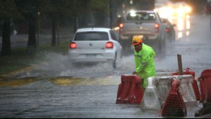 Sistema frontal con río atmosférico provocaría lluvias, vientos y tormentas: Abarcaría sectores de 11 regiones este día