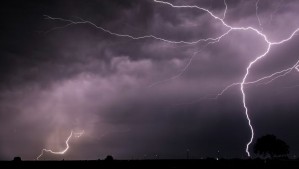 Tormentas eléctricas persistirían en sectores de 3 regiones: También habrá 'precipitaciones fuertes en un corto período'