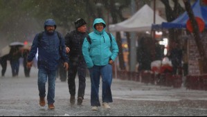 Llegan las primeras lluvias del nuevo sistema frontal: Revelan cuánta agua podría caer en Santiago este domingo