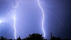 'Granizos y fuertes rachas de viento': Emiten aviso por tormentas eléctricas en la RM, O'Higgins y Maule este sábado